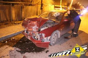 В Алматы пьяный водитель Mazda протаранил припаркованный Subaru