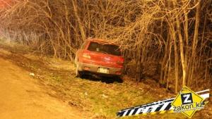 В Алматы водитель Mitsubishi врезался в деревья и вылетел из салона