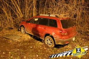 В Алматы водитель Mitsubishi врезался в деревья и вылетел из салона