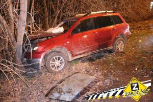 В Алматы водитель Mitsubishi врезался в деревья и вылетел из салона