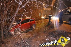 В Алматы водитель Mitsubishi врезался в деревья и вылетел из салона