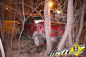 В Алматы водитель Mitsubishi врезался в деревья и вылетел из салона