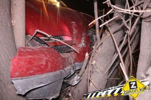 В Алматы водитель Mitsubishi врезался в деревья и вылетел из салона