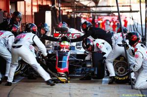 Haas пока не хватает запчастей для новой машины