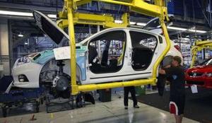 Производство легковых автомобилей упало, но выпуск грузовиков вырос