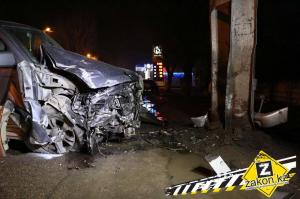 В Алматы водитель Toyota Surf врезался в металлическую конструкцию 