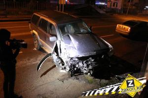 В Алматы водитель Toyota Surf врезался в металлическую конструкцию 