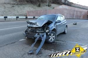 В Алматы SsangYong врезался в отбойник