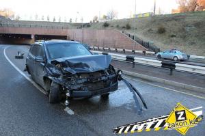 В Алматы SsangYong врезался в отбойник 