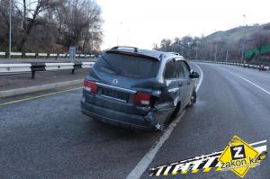 В Алматы SsangYong врезался в отбойник 