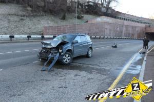 В Алматы SsangYong врезался в отбойник 