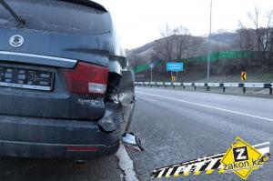 В Алматы SsangYong врезался в отбойник 