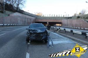 В Алматы SsangYong врезался в отбойник 