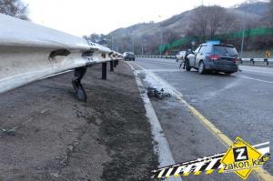 В Алматы SsangYong врезался в отбойник 