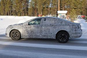 Шпионские снимки Renault Laguna 2016 года 
