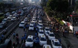 В Джакарте водители такси вышли на улицы с протестом против Uber