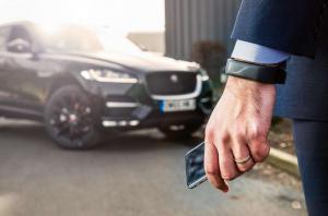 Владельцы Jaguar смогут управлять своими машинами с помощью часов