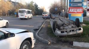 2 человека пострадали в ДТП с перевернутым авто в Алматы