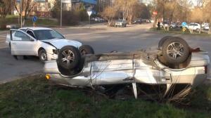 2 человека пострадали в ДТП с перевернутым авто в Алматы