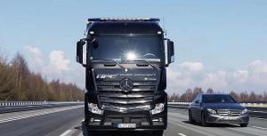 Daimler провел дорожные испытания колонны беспилотных грузовиков