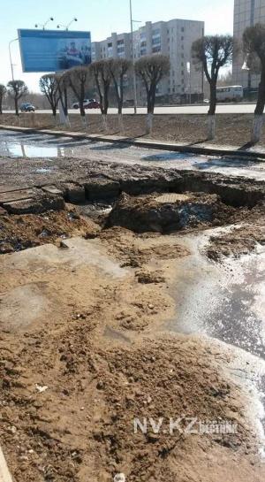 В Караганде растаяли дороги и тротуары 