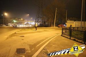 Неисправный ВАЗ врезался в бетонный забор в Алматы 