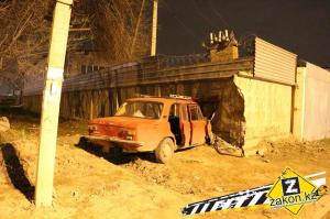 Неисправный ВАЗ врезался в бетонный забор в Алматы 