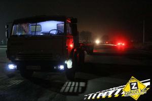 Mercedes избегая столкновения с КамАЗом врезался в дерево и повис над обрывом 