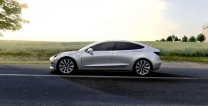 Концерн Tesla принял более 100 тысяч заказов на электромобиль Model 3 