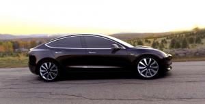 Концерн Tesla принял более 100 тысяч заказов на электромобиль Model 3 