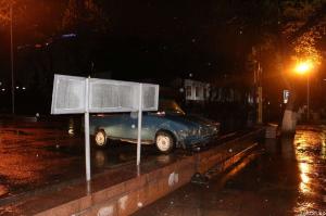 Пьяный водитель ВАЗа чуть не влетел в парк 