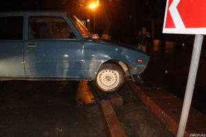 Пьяный водитель ВАЗа чуть не влетел в парк 