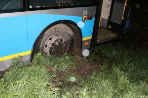 В Алматы автобус повис над оврагом 