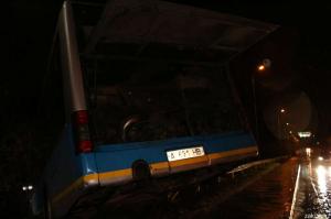 В Алматы автобус повис над оврагом 