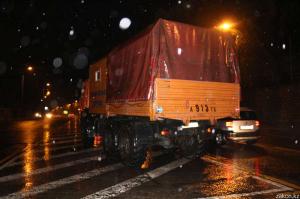 В Алматы автобус повис над оврагом 