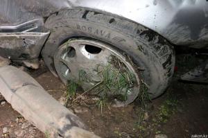 В поселке Кок-Кайнар в результате ДТП Mercedes развалился на части 