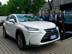 Lexus продал миллионный гибридный автомобиль