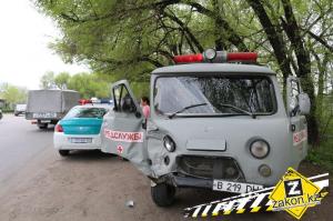 В Алматы легковая машина столкнулась с "УАЗ" пострадали четыре человека 