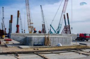 Строители возвели первую из 595 опор моста в Крым 