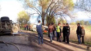 Под Алматы опрокинулся бензовоз с горючим 