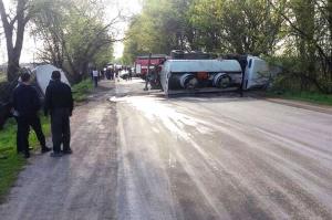 Под Алматы опрокинулся бензовоз с горючим 