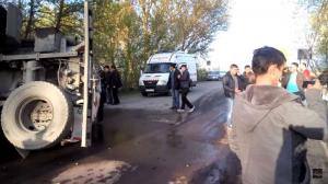 Под Алматы опрокинулся бензовоз с горючим 