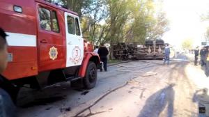 Под Алматы опрокинулся бензовоз с горючим 