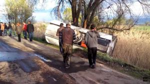Под Алматы опрокинулся бензовоз с горючим 