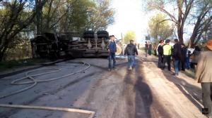 Под Алматы опрокинулся бензовоз с горючим 
