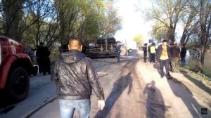 Под Алматы опрокинулся бензовоз с горючим 