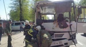 В Алматы автобус врезался в опору уличного освещения