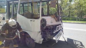 В Алматы автобус врезался в опору уличного освещения 