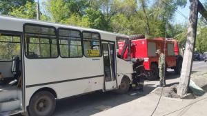 В Алматы автобус врезался в опору уличного освещения 