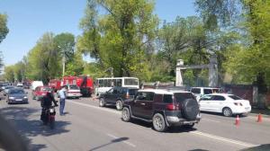 В Алматы автобус врезался в опору уличного освещения 